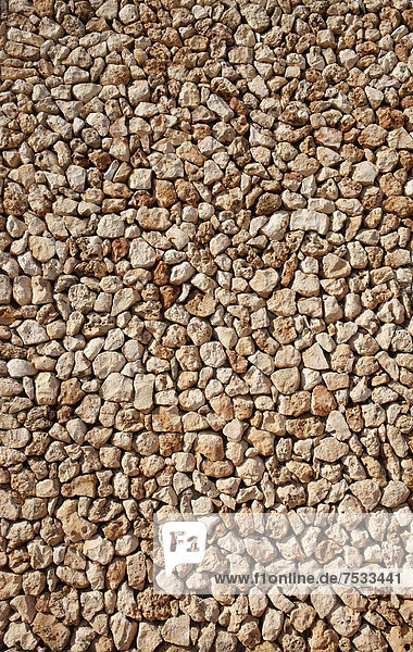 Typische balearische Mauer aus rotbraunen Feldsteinen  Balearen  Spanien  Europa