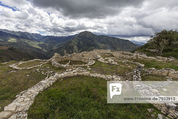 Ruinen der Bergfestung Kuelap  Chachapoyas  Peru  Südamerika