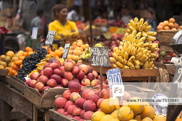 Verkauf von Obst auf Markt in Chiclayo  Lambayeque  Peru  Südamerika