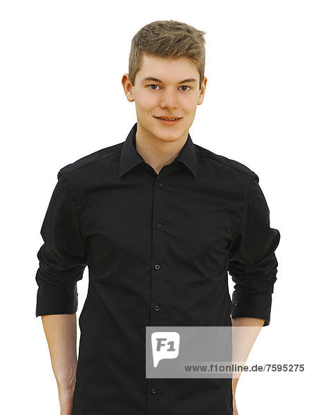 Jugendlicher mit schwarzem Hemd