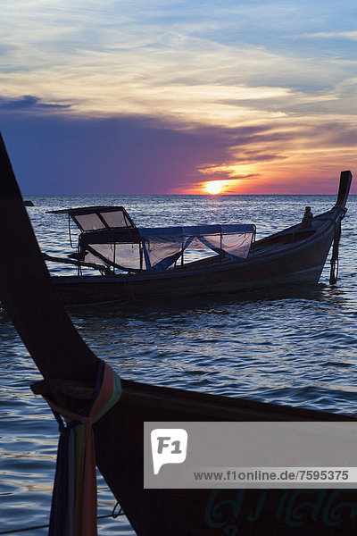Boote bei Sonnenuntergang  Sonnenuntergang am Strand auf der Insel Ko Li Pe  Koh Li Pe oder Ko Lipe  Thailand  Asien