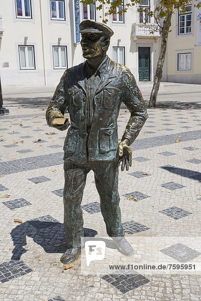 Bronzestatue eines Losverkäufers  Largo Trindade Coelho Platz  Lissabon  Portugal  Europa