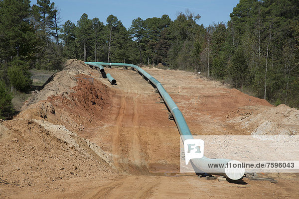 Bau des südlichen Teils der Keystone XL Pipeline Umweltschützer sind gegen die Pipeline weil sie schmutziges Teersand-Öl aus Alberta transportiert zur globalen Erderwärmung beiträgt und auch ist das Risiko erhöht durch Pipeline-Lecks die Umwelt zu verschmutzen Winnsboro Texas USA