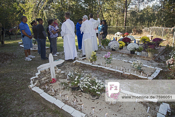 'FrËre Kyle Dave führt die Prozession ''Blessing of the Graves'' auf dem Friedhof Ducre Cemetery an Allerheiligen bei ihm sind Deacon Steve Ferran und Deacon Bill Corry Lacombe Louisiana USA'