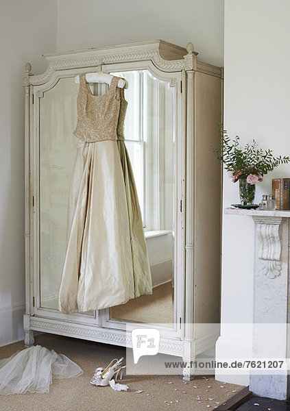Hochzeitskleid hängend an der Garderobe