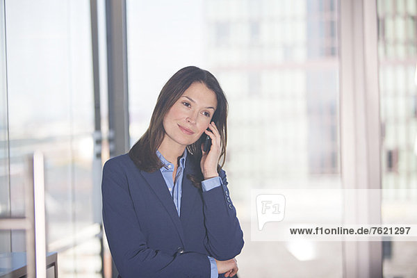 Geschäftsfrau beim Telefonieren im Büro
