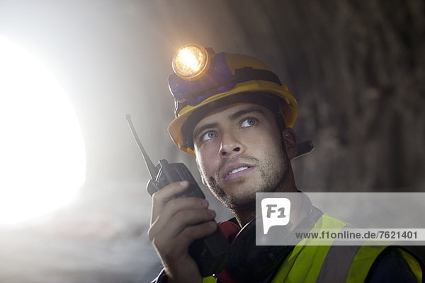 Arbeiter mit Walkie-Talkie im Tunnel
