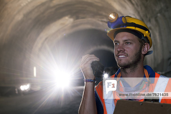 Arbeiter mit Walkie-Talkie im Tunnel