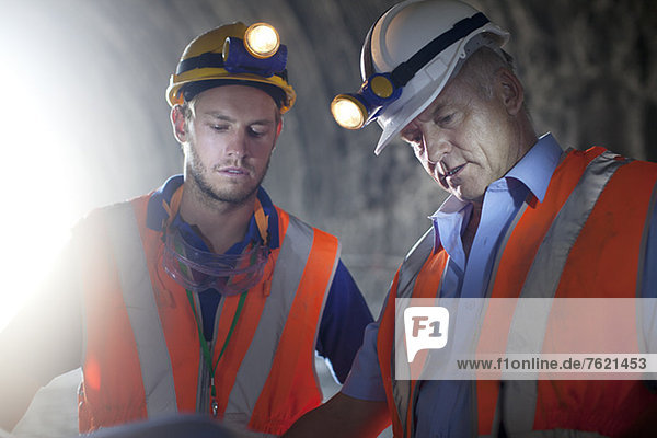Arbeiter reden im Tunnel