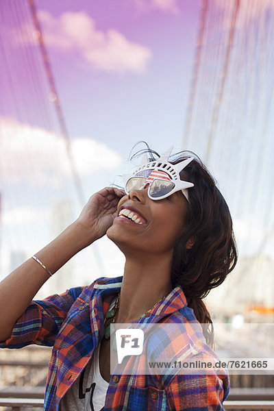 Frau mit neuartiger Sonnenbrille im Freien