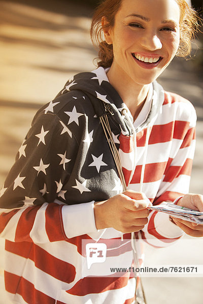 Frau im Sweatshirt mit amerikanischer Flagge