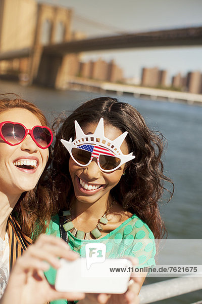 Frauen in neuartiger Sonnenbrille beim Fotografieren im Stadtbild