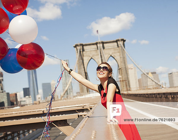Frau mit Luftballons auf der Stadtbrücke
