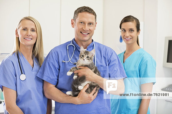 Tierärzte mit Katze in der Tierarztpraxis