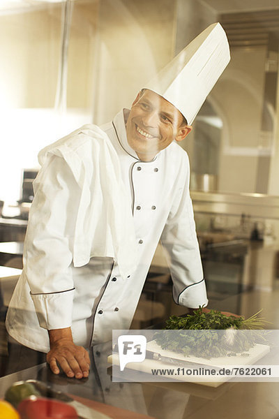 Koch lächelt in der Restaurantküche