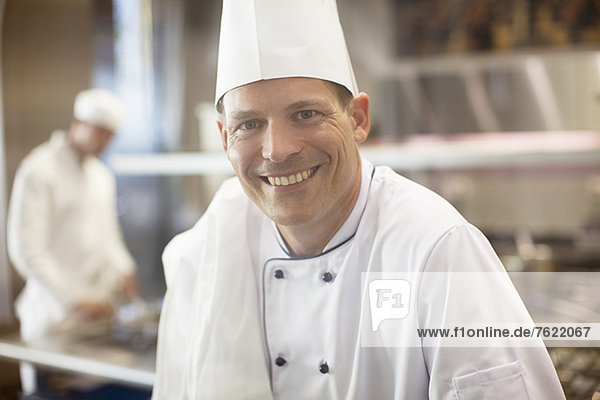Koch lächelt in der Restaurantküche