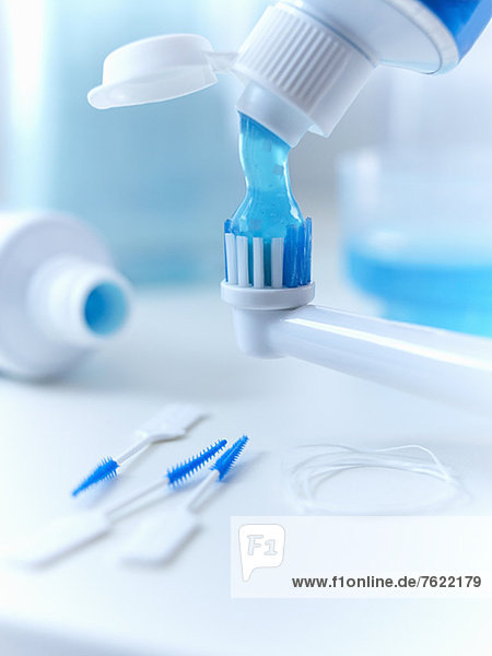 Nahaufnahme von Zahnpasta auf der elektrischen Zahnbürste