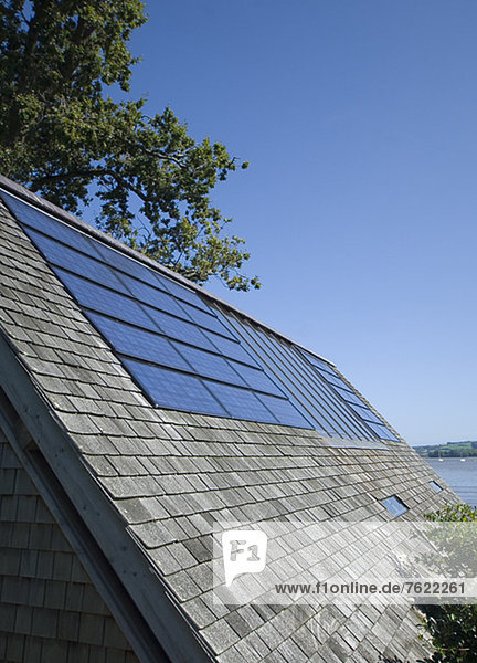 Nahaufnahme von Solarmodulen im Dach