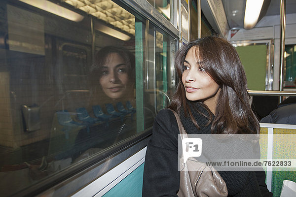 Lächelnde Frau in der U-Bahn