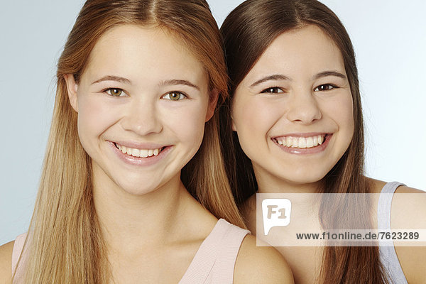 Teenager-Mädchen lächeln zusammen