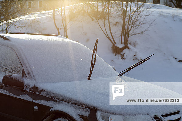 Scheibenwischer am schneebedeckten Auto
