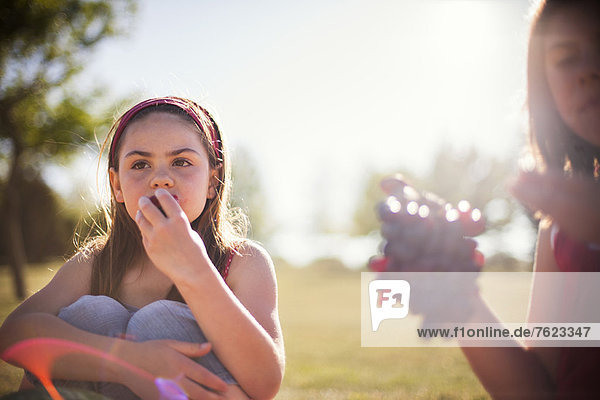 Mädchen essen Obst auf dem Feld