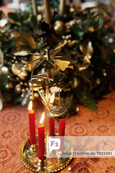 Kerzen brennen auf Weihnachtsdekoration