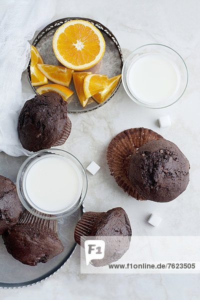 Schokoladenmuffins mit Milch und Orange