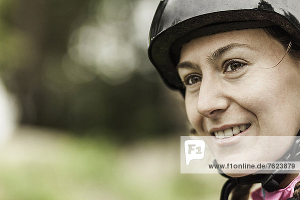Lächelnde Frau mit Helm im Freien