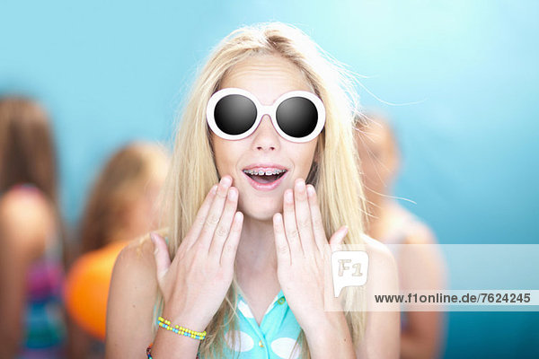 Teenager Mädchen in Sonnenbrille keuchend