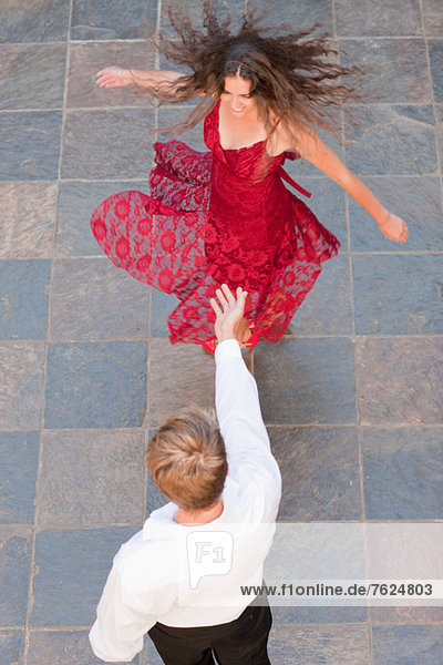 Paare tanzen zusammen im Freien