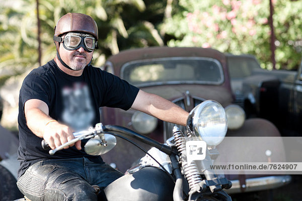 Mann mit Vintage-Brille auf dem Motorrad