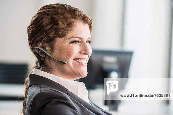 Lächelnde Geschäftsfrau mit Headset