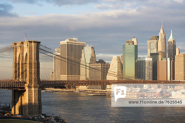 New York City Skyline und Brücke