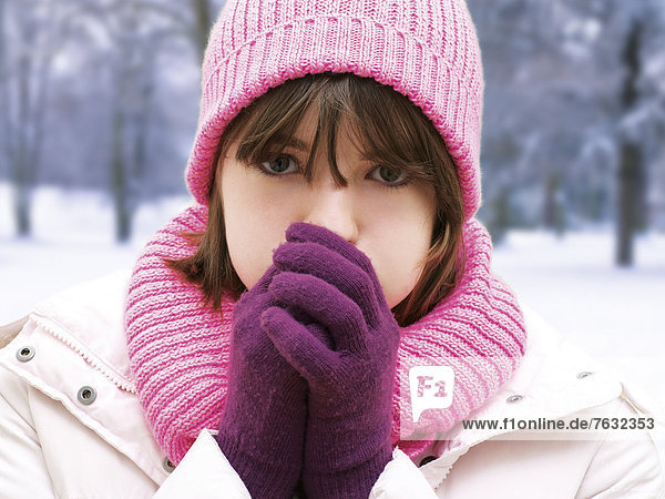 Mädchen mit pinker Wollmütze  Portrait  Winter