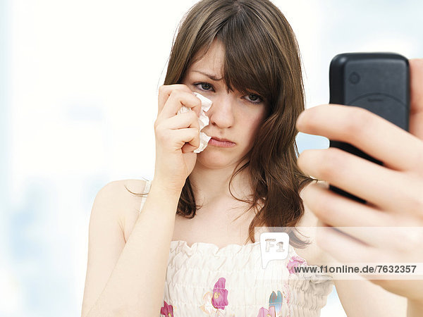 Mädchen  telefonierend  traurig  SMS