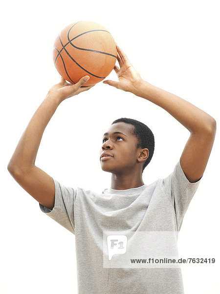 Junger Mann  spielt Basketball