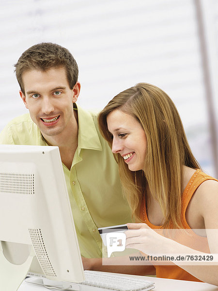 Junges Paar beim Online-Shopping am Computer