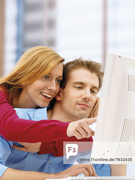 Junges Paar am Computer