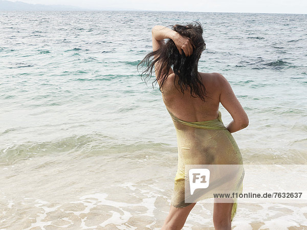 Frau  45  in nasses Tuch gehüllt  am Strand von Puerto Viejo de Talamanca  Costa Rica  Zentralamerika