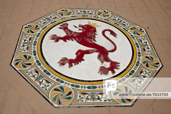 Abbildung eines Löwen aus Keramik auf dem Boden auf der Plaza de Espana  Sevilla  Andalusien  Spanien  Europa