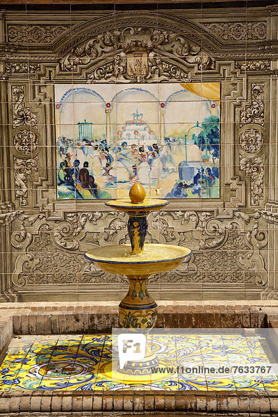 Wandbild und Brunnen aus Kacheln und Keramik an der Plaza de Espana  Sevilla  Andalusien  Spanien  Europa