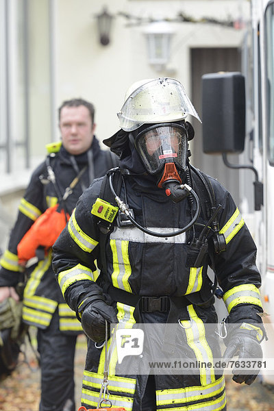 Feuerwehrmann  Atemschutzgeräteträger  bei einem Dachstuhlbrand  Aichwald  Baden-Württemberg  Deutschland  Europa