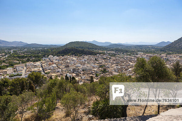 Blick vom Kalvarienberg auf die Altstadt von PollenÁa  Mallorca  Balearen  Spanien  Europa
