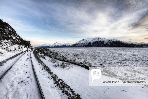 Bahngleise der Alaska Railroad am Turnagain-Flußarm entlang  Alaska