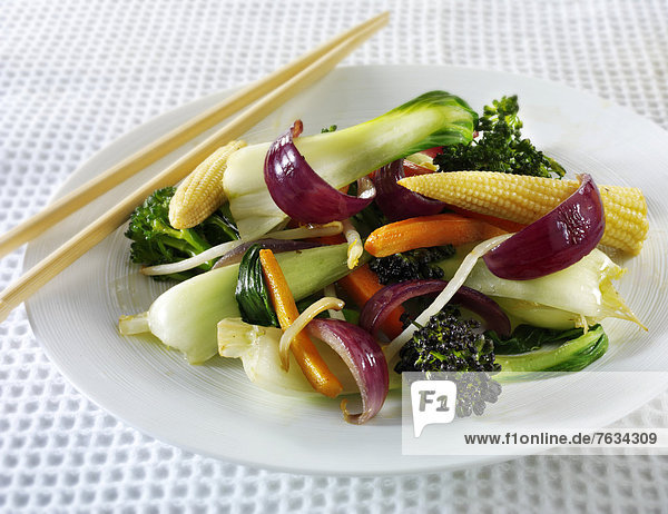 Orientalisches Wok-Gemüse mit Reis und Chili-Dip  Essstäbchen