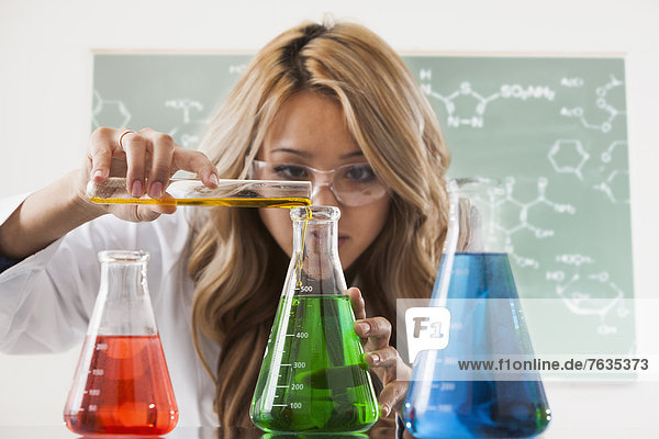 Laborant  Chemie  arbeiten  mischen  Student  Mixed