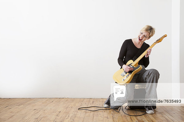 Europäer  Frau  Spiel  Gitarre  Elektrische Energie