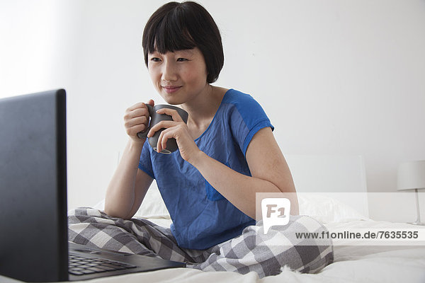 benutzen  Frau  Notebook  Bett  chinesisch