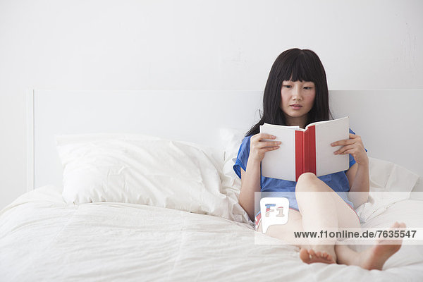 Frau  Buch  Bett  chinesisch  Taschenbuch  vorlesen